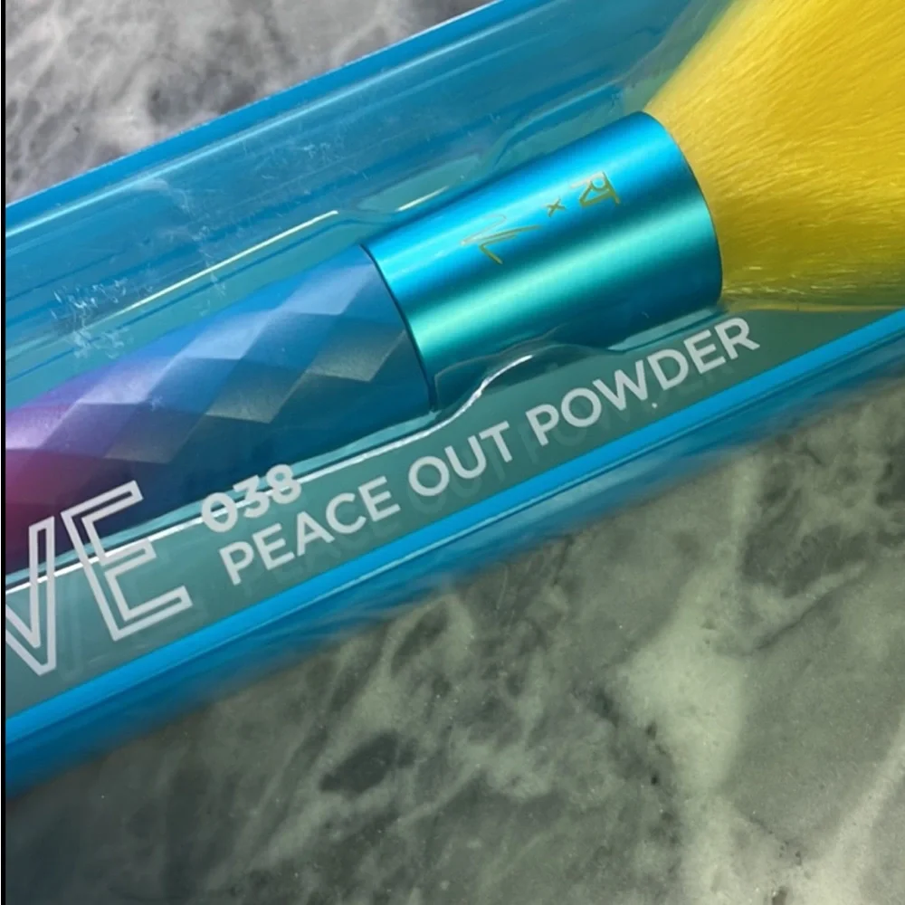 New‎ Real Techniques Electric Love Peace Out Powder Brush